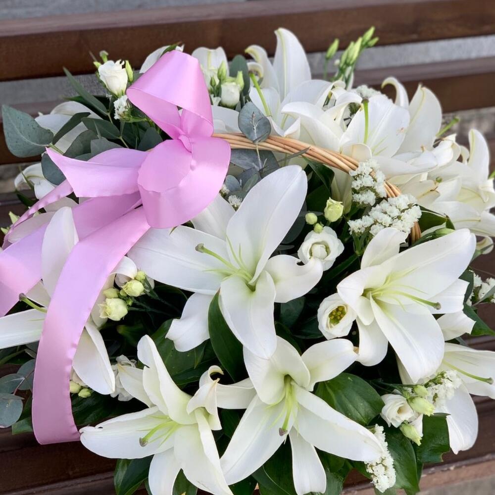 Ароматная корзина с белыми лилиями Ароматная корзина с белыми лилиями