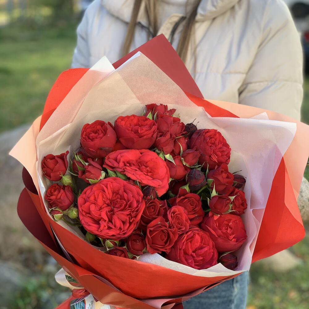 Букет из кустовых красных роз
