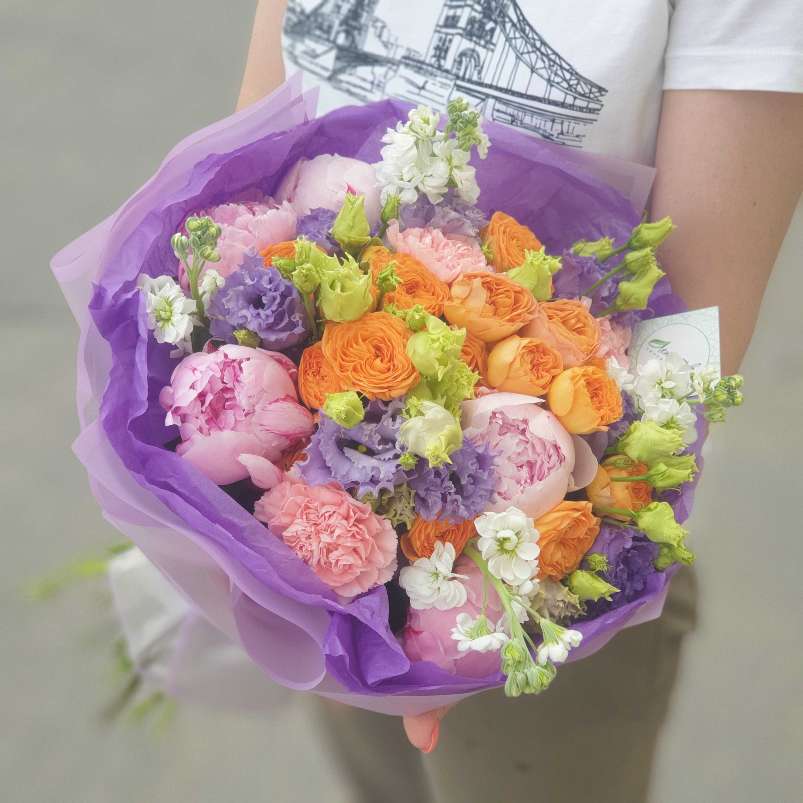 Круглый букет из пионов, пионовидных роз и маттиолы